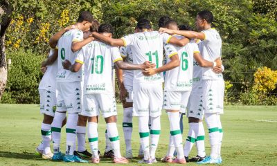 Equipe do Cuiabá Sub-20 reunida em roda antes da partida contra o Botafogo pelo Campeonato Brasileiro Sub-20 no CT Manoel Dresch