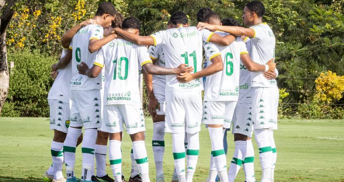 Equipe do Cuiabá Sub-20 reunida em roda antes da partida contra o Botafogo pelo Campeonato Brasileiro Sub-20 no CT Manoel Dresch