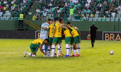 Jogadores do Cuiabá reunidos em roda antes do jogo contra o Goiás na Serrinha pela Série B