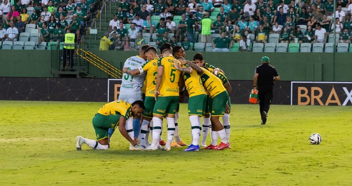 Jogadores do Cuiabá reunidos em roda antes do jogo contra o Goiás na Serrinha pela Série B