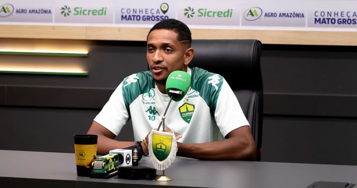 Jogador do Cuiabá concede entrevista coletiva representando o clube após partida do Brasileirão Sub-20