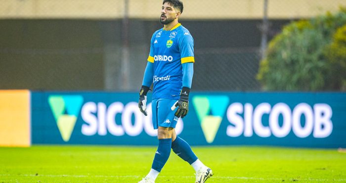Marcelo Carné sofre lesão grave, passará por cirurgia e desfalca o Cuiabá até 2027. João Carlos assume o gol do Dourado.