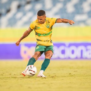 Cuiabá empata com Fortaleza, chega a cinco jogos sem vencer e aumenta a pressão após não aproveitar vantagem numérica na Série B.