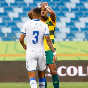 Cuiabá perde para o Avaí por 1 a 0, cai na tabela da Série B e vê o acesso mais distante. Capitão Raul pede desculpas à torcida.