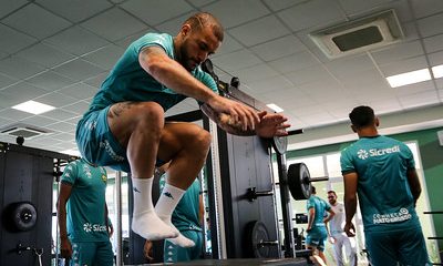 Atacante André Luis, do Cuiabá, realizando exercício de salto em treino funcional com foco em explosão muscular.
