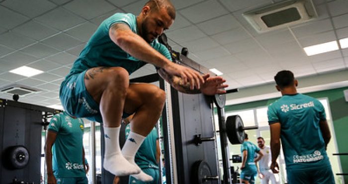 Atacante André Luis, do Cuiabá, realizando exercício de salto em treino funcional com foco em explosão muscular.