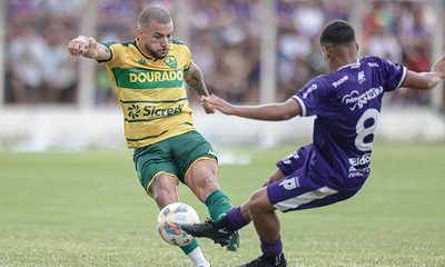 “Atacante André do Cuiabá em ação durante o primeiro jogo da semifinal contra o Primavera, disputando a bola com o adversário.”
