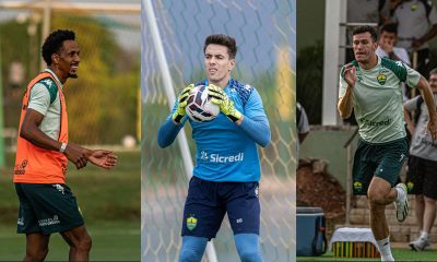Montagem fotográfica (tríptico) de três jogadores do Cuiabá em campo. Da esquerda para a direita: O volante Lucas Mineiro sorrindo, vestindo colete laranja sobre a camisa de treino. No centro, o goleiro Luan Polli, de uniforme azul e luvas amarelas, segurando a bola. À direita, o zagueiro Nathan correndo, vestindo camisa de treino verde-clara e shorts verde-escuros.