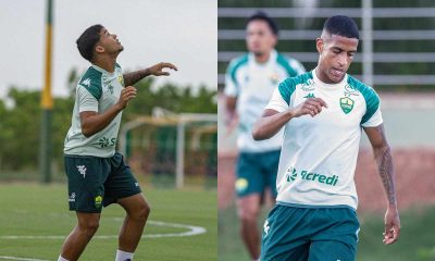 Jogadores David (à esquerda) e Max (à direita), do Cuiabá, durante treino no CT do clube. Ambos usam o uniforme de treino nas cores verde e branco e aparecem concentrados em atividades com bola no campo.