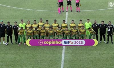 Elenco do Cuiabá Esporte Clube posado para foto oficial antes da partida da Copinha 2026, com jogadores em uniforme amarelo e verde, comissão técnica nas laterais e placa com o logotipo da competição.