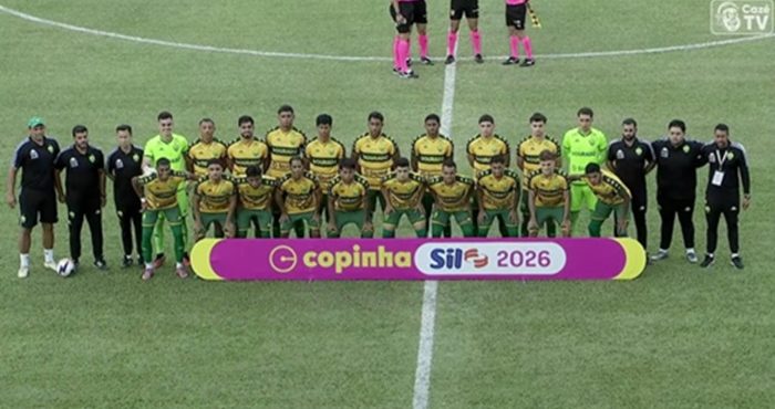 Elenco do Cuiabá Esporte Clube posado para foto oficial antes da partida da Copinha 2026, com jogadores em uniforme amarelo e verde, comissão técnica nas laterais e placa com o logotipo da competição.