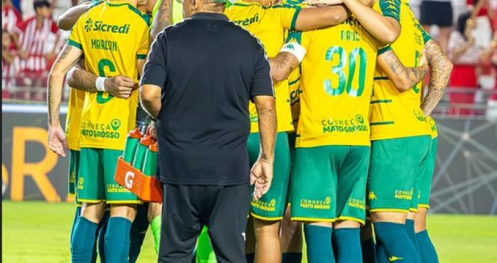 Cuiabá perde para o Náutico nos Aflitos, cai na tabela da Série B e fica próximo da zona de rebaixamento. Confira análise completa do jogo.