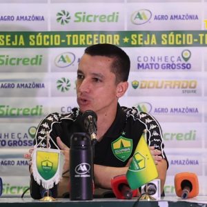 Eduardo Barros critica arbitragem, explica mudanças no Cuiabá, comenta vaias da torcida e reforça confiança no projeto após empate com o Fortaleza.