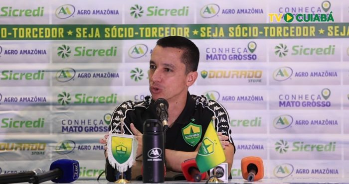 Eduardo Barros critica arbitragem, explica mudanças no Cuiabá, comenta vaias da torcida e reforça confiança no projeto após empate com o Fortaleza.