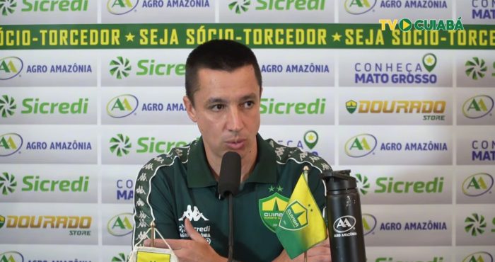 Eduardo Barros explica a estratégia do Cuiabá na vitória sobre o Ceará, destaca evolução da equipe e mantém foco no próximo desafio da Série B.