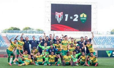 "Jogadores do Cuiabá Sub-17 comemoram a vitória com muita vibração em campo, avançando para a próxima fase da Copa do Brasil. Alegria estampada nos rostos, abraços e gestos de comemoração marcam o momento histórico para a equipe."