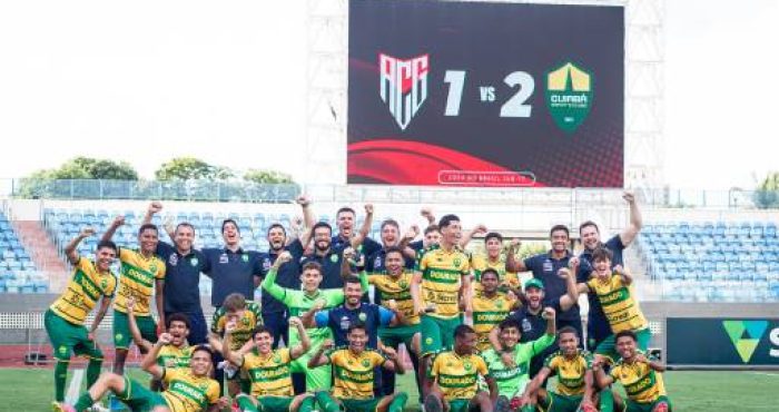 "Jogadores do Cuiabá Sub-17 comemoram a vitória com muita vibração em campo, avançando para a próxima fase da Copa do Brasil. Alegria estampada nos rostos, abraços e gestos de comemoração marcam o momento histórico para a equipe."