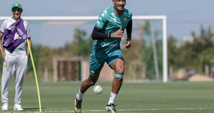 Atacante Derik Lacerda durante treino intenso no Cuiabá EC, se preparando para o confronto decisivo entre Cuiabá x Primavera