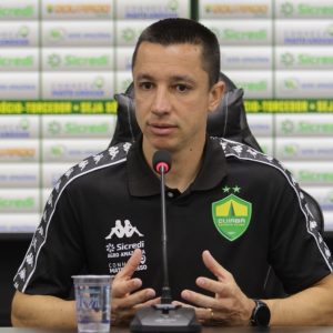 Eduardo Barros analisa a vitória do Cuiabá sobre o CRB, destaca evolução da equipe, reforços e mantém vivo o sonho do acesso na Série B.