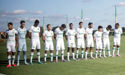 Elenco do Sub-20 do Cuiabá perfilado no gramado antes do início da partida, todos com uniforme branco e postura de concentração.