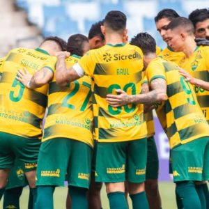 Cuiabá vence o líder Vila Nova por 1 a 0 com gol de Calebe nos acréscimos, conquista a terceira vitória seguida e sobe na Série B.