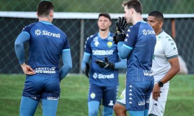 Goleiros do Cuiabá treinam sob orientação da comissão técnica no CT Manoel Dresch. A imagem mostra entrosamento e foco nos treinamentos visando o confronto contra o CRB pela Série B do Campeonato Brasileiro 2024.