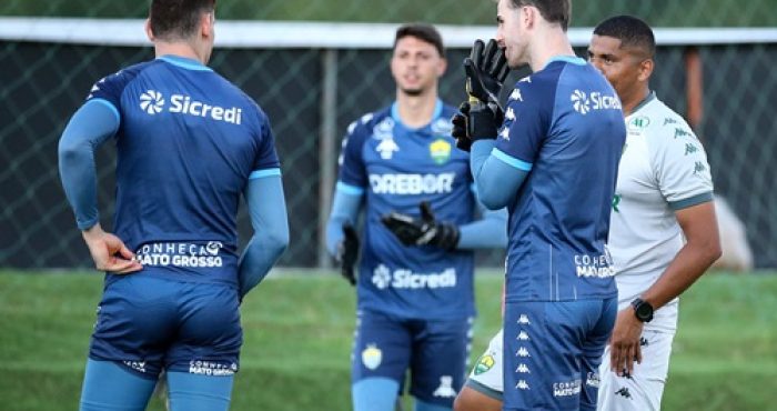 Goleiros do Cuiabá treinam sob orientação da comissão técnica no CT Manoel Dresch. A imagem mostra entrosamento e foco nos treinamentos visando o confronto contra o CRB pela Série B do Campeonato Brasileiro 2024.