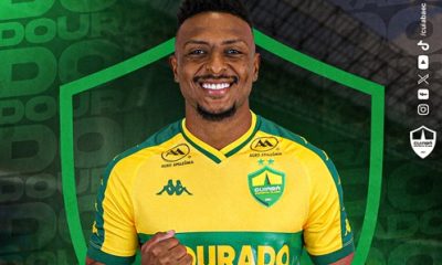 Guilherme Mariano, novo zagueiro do Cuiabá, posa para foto no CT do clube vestindo a camisa do cuiaba.