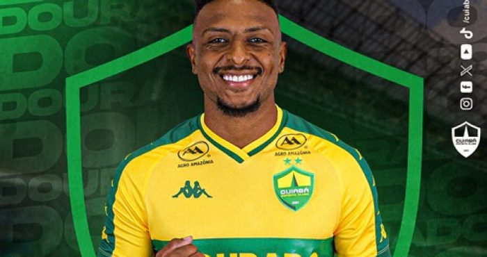 Guilherme Mariano, novo zagueiro do Cuiabá, posa para foto no CT do clube vestindo a camisa do cuiaba.