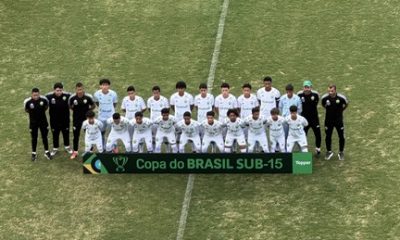 Time Sub-15 do Cuiabá Esporte Clube posado antes da partida contra o Gama pela Copa do Brasil Sub-15, com todos os jogadores e comissão técnica alinhados no campo e placa oficial da competição ao centro.