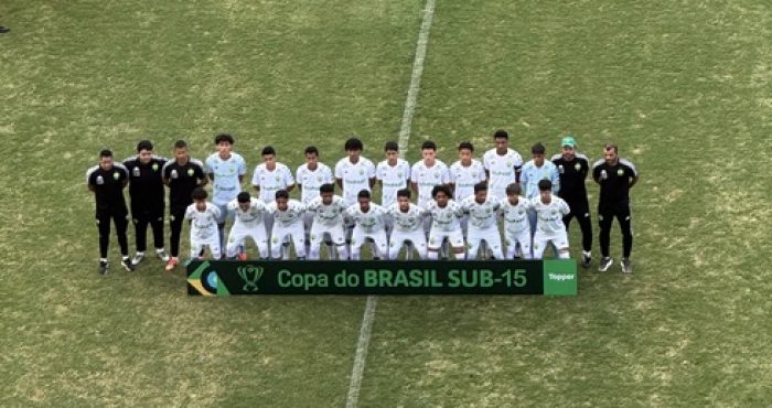 Time Sub-15 do Cuiabá Esporte Clube posado antes da partida contra o Gama pela Copa do Brasil Sub-15, com todos os jogadores e comissão técnica alinhados no campo e placa oficial da competição ao centro.