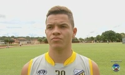 Atacante Rodrigo Rodrigues em campo de treino usando uniforme de treino, antes de acertar empréstimo com o Cuiabá até 2026