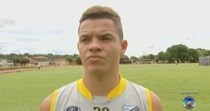 Atacante Rodrigo Rodrigues em campo de treino usando uniforme de treino, antes de acertar empréstimo com o Cuiabá até 2026
