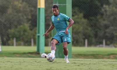 Ruan, jogador do Cuiabá EC, se destaca como líder de assistências na equipe, demonstrando habilidade e visão de jogo excepcionais.