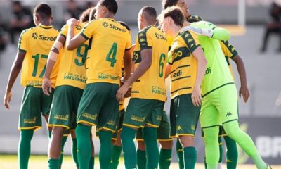 Jogadores do Cuiabá Sub-20 reunidos em campo antes da partida mostrando união da equipe no Brasileirão Sub-20