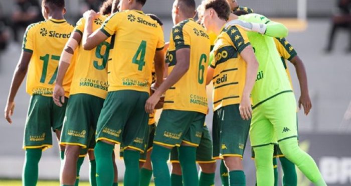 Jogadores do Cuiabá Sub-20 reunidos em campo antes da partida mostrando união da equipe no Brasileirão Sub-20