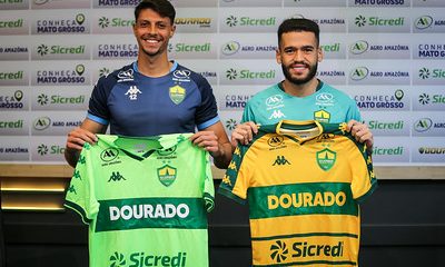 Alt text: Goleiro Guilherme Nogueira e volante Patrick de Lucca são apresentados oficialmente como reforços do Cuiabá Esporte Clube para a Série B de 2025, posando sorridentes com as camisas do clube durante coletiva de imprensa.