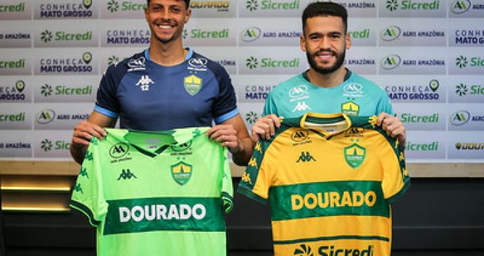 Alt text: Goleiro Guilherme Nogueira e volante Patrick de Lucca são apresentados oficialmente como reforços do Cuiabá Esporte Clube para a Série B de 2025, posando sorridentes com as camisas do clube durante coletiva de imprensa.