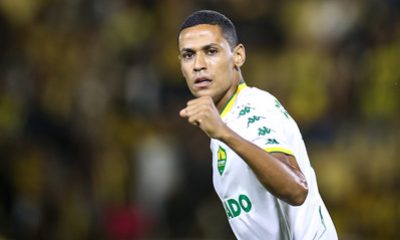 Bruno Alves, zagueiro do Cuiabá, comemora gol marcado na vitória sobre o Volta Redonda, durante a estreia da Série B 2025.