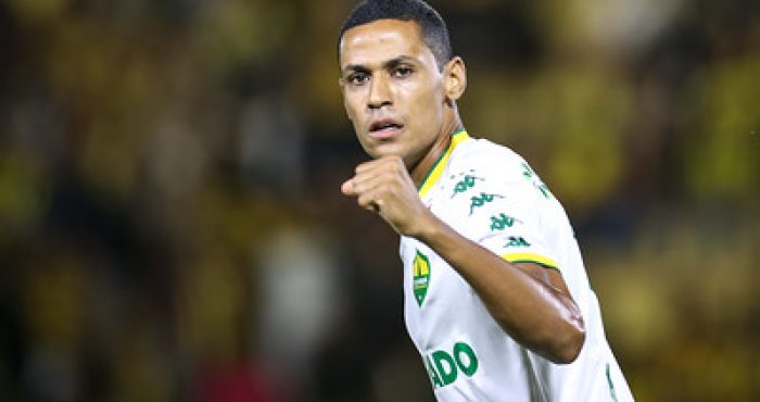 Bruno Alves, zagueiro do Cuiabá, comemora gol marcado na vitória sobre o Volta Redonda, durante a estreia da Série B 2025.