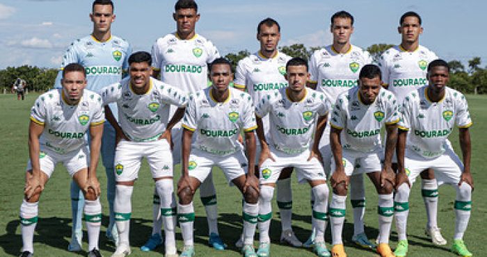 "Elenco do Cuiabá Sub-20 posado para foto oficial antes de partida pelo Campeonato Brasileiro Sub-20, usando uniforme branco com detalhes verdes e a palavra 'Dourado' estampada."