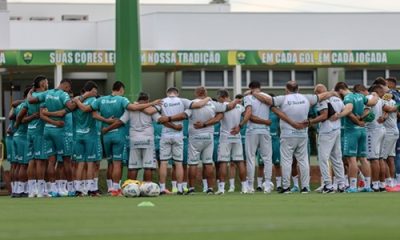 Jogadores do Cuiabá EC durante treino, focados na preparação para a semifinal do Campeonato Estadual.