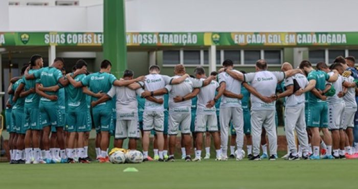 Jogadores do Cuiabá EC durante treino, focados na preparação para a semifinal do Campeonato Estadual.