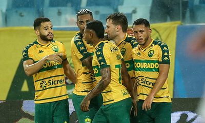 Jogadores do Cuiabá comemoram gol durante vitória sobre a Ferroviária na Arena Pantanal, pela Série B do Campeonato Brasileiro.