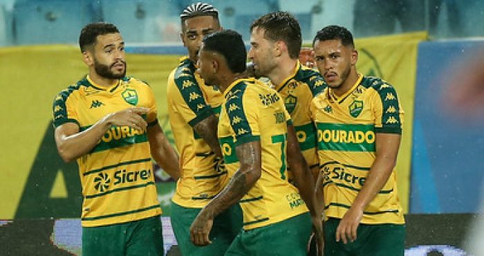 Jogadores do Cuiabá comemoram gol durante vitória sobre a Ferroviária na Arena Pantanal, pela Série B do Campeonato Brasileiro.