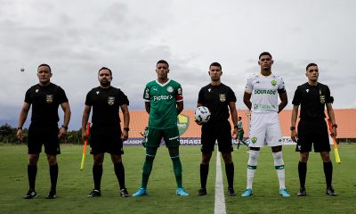 Capitães das equipes Sub-20 de Cuiabá e Palmeiras posam para foto oficial ao lado da equipe de arbitragem, momentos antes do início da partida válida pela 5ª rodada do Campeonato Brasileiro Sub-20, no CT Manoel Dresch, em Cuiabá.