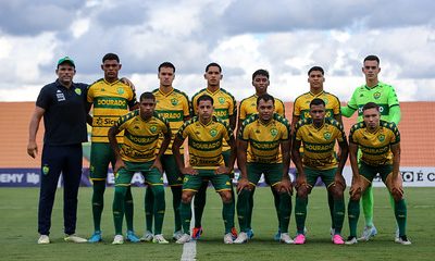 "Elenco do Cuiabá Sub-20 posado para foto oficial antes da partida contra o Internacional pelo Campeonato Brasileiro Sub-20, no CT Manoel Dresch."