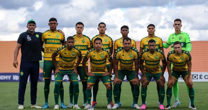 "Elenco do Cuiabá Sub-20 posado para foto oficial antes da partida contra o Internacional pelo Campeonato Brasileiro Sub-20, no CT Manoel Dresch."