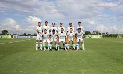 Time Sub-20 do Cuiabá perfilado antes da partida contra o Santos pelo Campeonato Brasileiro Sub-20, no gramado do CT Manoel Dresch, em Cuiabá (MT), com céu azul ao fundo.