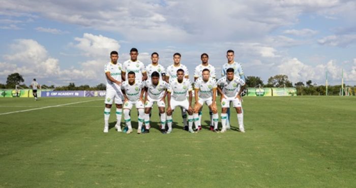 Time Sub-20 do Cuiabá perfilado antes da partida contra o Santos pelo Campeonato Brasileiro Sub-20, no gramado do CT Manoel Dresch, em Cuiabá (MT), com céu azul ao fundo.